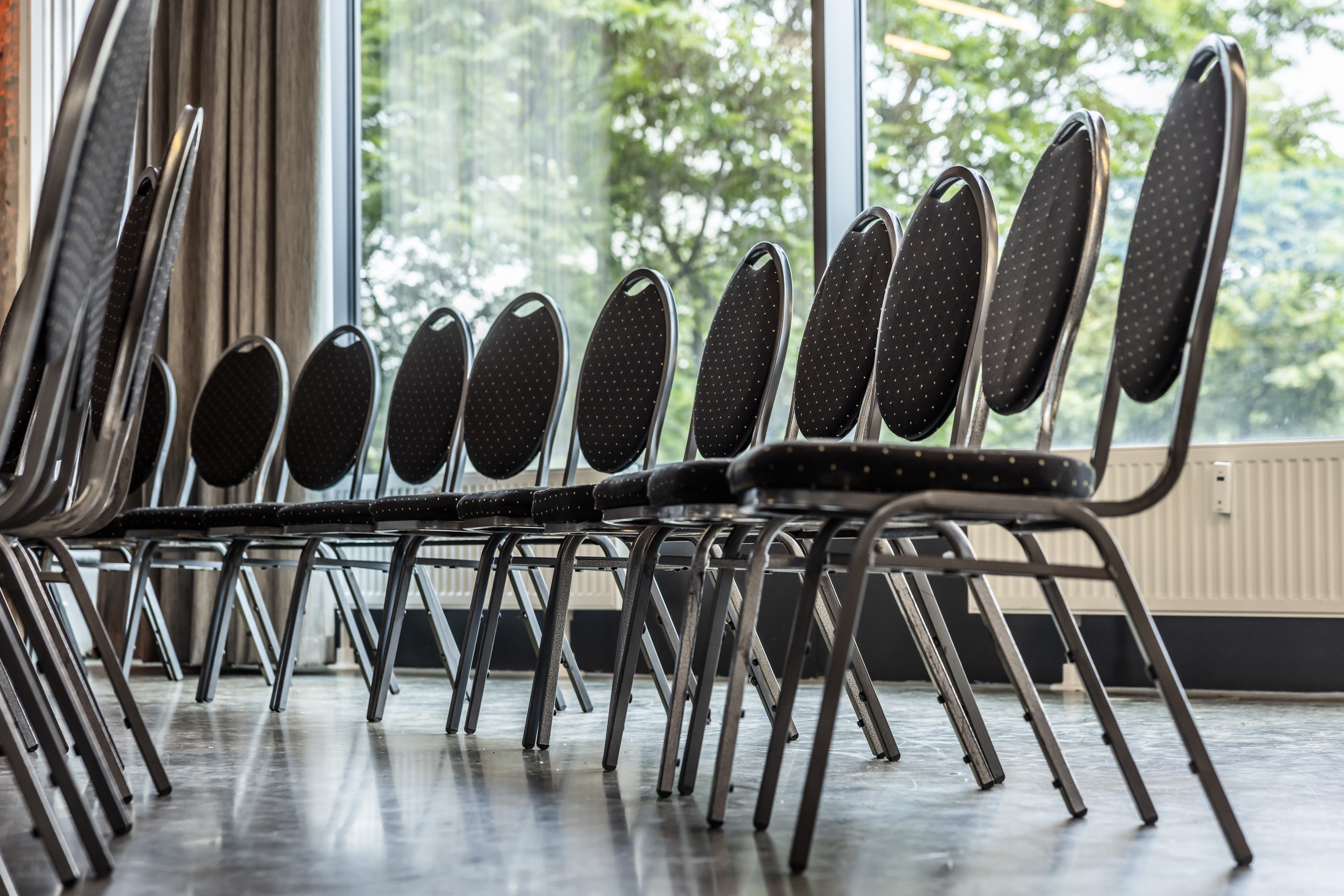 leere Stuhlreihe Veranstaltung