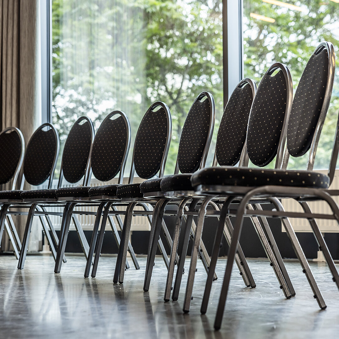 leere Stuhlreihe Veranstaltung